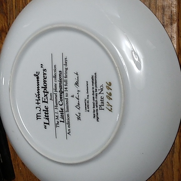 M.J. Hummel set of Little Companions plates - Picture 4 of 9